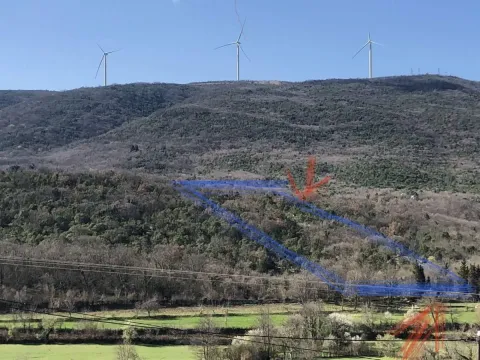 Pogled na brdo sa vjetrenjačama i označenom parcelom. - image 7