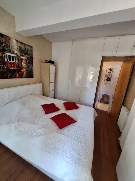 Namještena spavaća soba sa bračnim krevetom, plakarom i slikom na zidu. - image 12