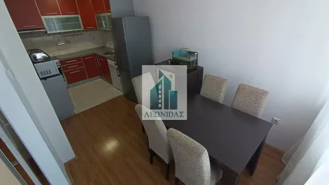 Kuhinja sa trpezarijom i crvenim elementima. - image 7