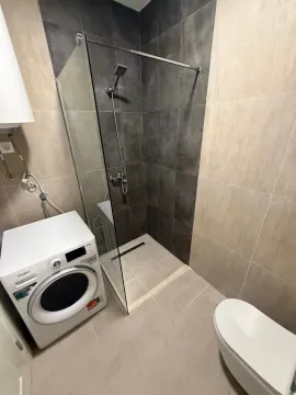 Moderne kupatilo sa tuš kabinom i veš mašinom. - image 7
