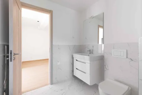 Moderno opremljeno kupatilo sa umivaonikom, ogledalom i WC šoljom. - image 17