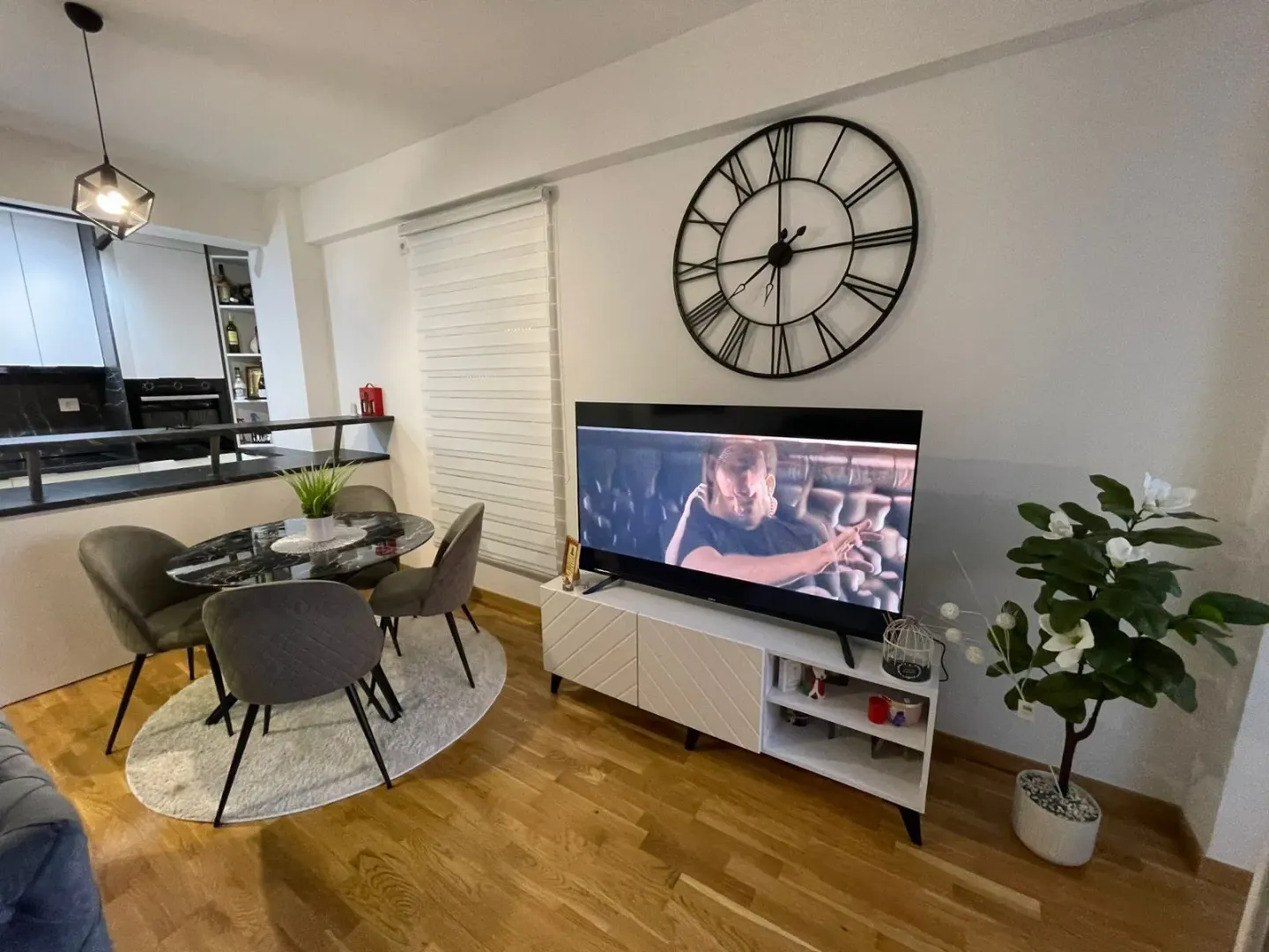 Dnevna soba sa trpezarijom i TV komodom.
