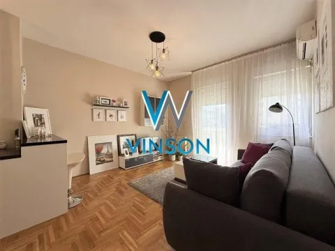 Dnevna soba sa garniturom, parketom i izlazom na terasu. - image 9