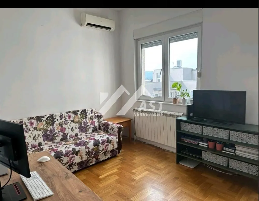 Izdavanje, stan, 25m², Bulevar Evrope, Novi Sad Sve Podlokacije