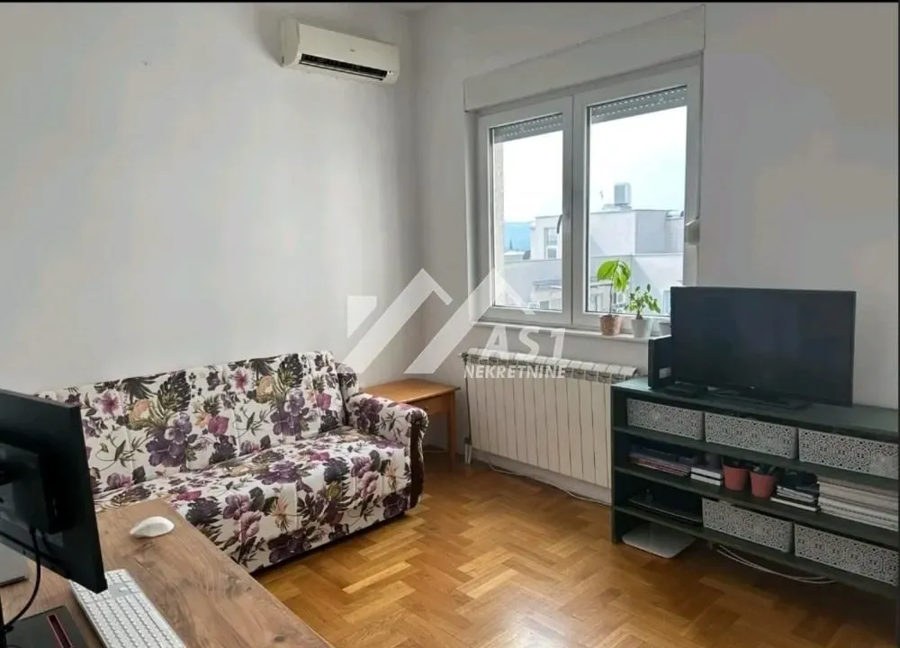 Izdavanje, stan, 25m², Bulevar Evrope, Novi Sad Sve Podlokacije