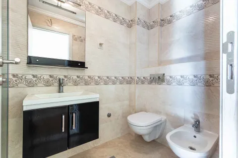 Kupatilo opremljeno umivaonikom sa ormarićem, WC šoljom, bideom i ogledalom. - image 10