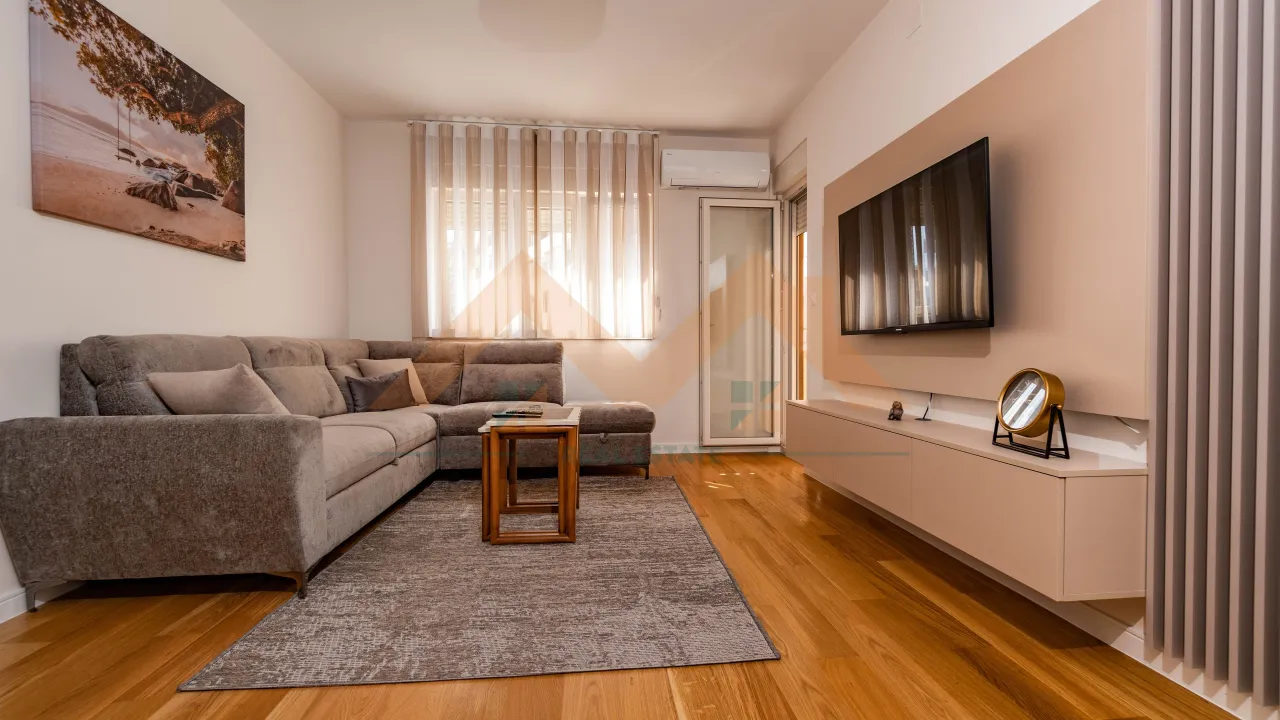 Izdavanje, jednosoban stan, 49m², Central Point, Podgorica