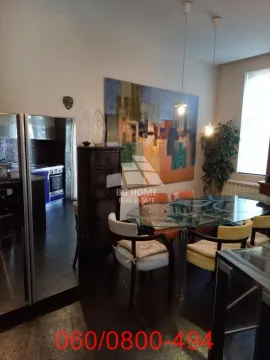 Dnevna soba sa trpezarijskim stolom i stolicama. - image 10
