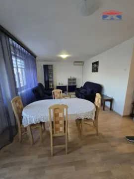 Dnevni boravak sa trpezarijskim stolom i garniturom za sedenje. - image 2