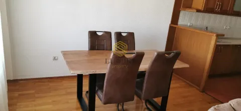 Trpezarija sa drvenim stolom i stolicama u dnevnom boravku. - image 7