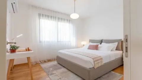 Svijetla spavaća soba sa bračnim krevetom i radnim stolom. - image 8
