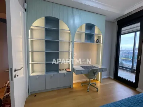 Spavaća soba sa ugradnim ormanom, radnim stolom i izlazom na terasu. - image 9