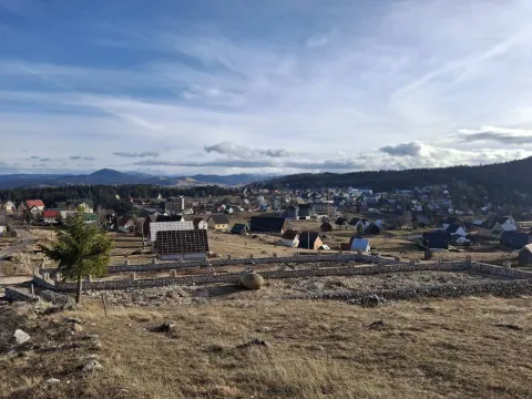 Pogled na okolno naselje i prirodu sa placa. - image 3
