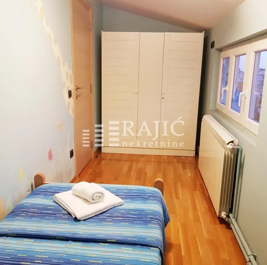 Children's bedroom with a bed and a wardrobe.