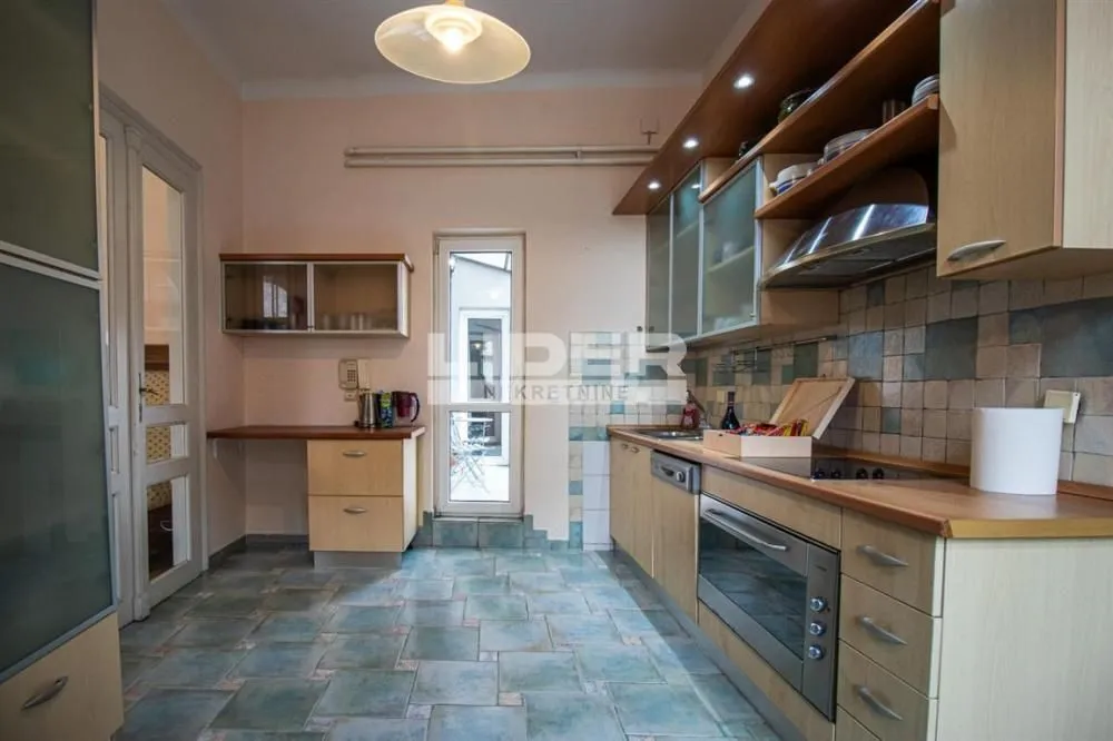 Izdavanje, četvorosoban stan, 160m², Stari Grad, Beograd