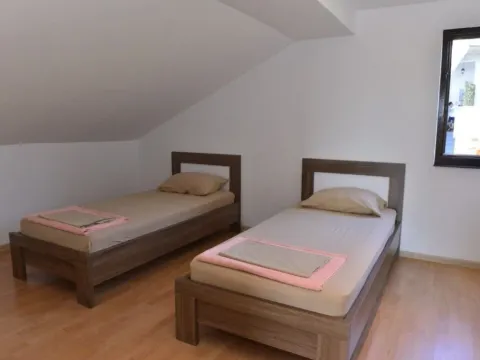 Izdavanje, četvorosoban stan, 210m², Marići, Tivat - image 12