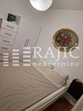 Nameštena spavaća soba sa bračnim krevetom, plakarom i slikom na zidu. - image 8