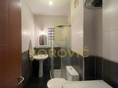 Manje kupatilo sa tuš kabinom, umivaonikom i toaletom. - image 9