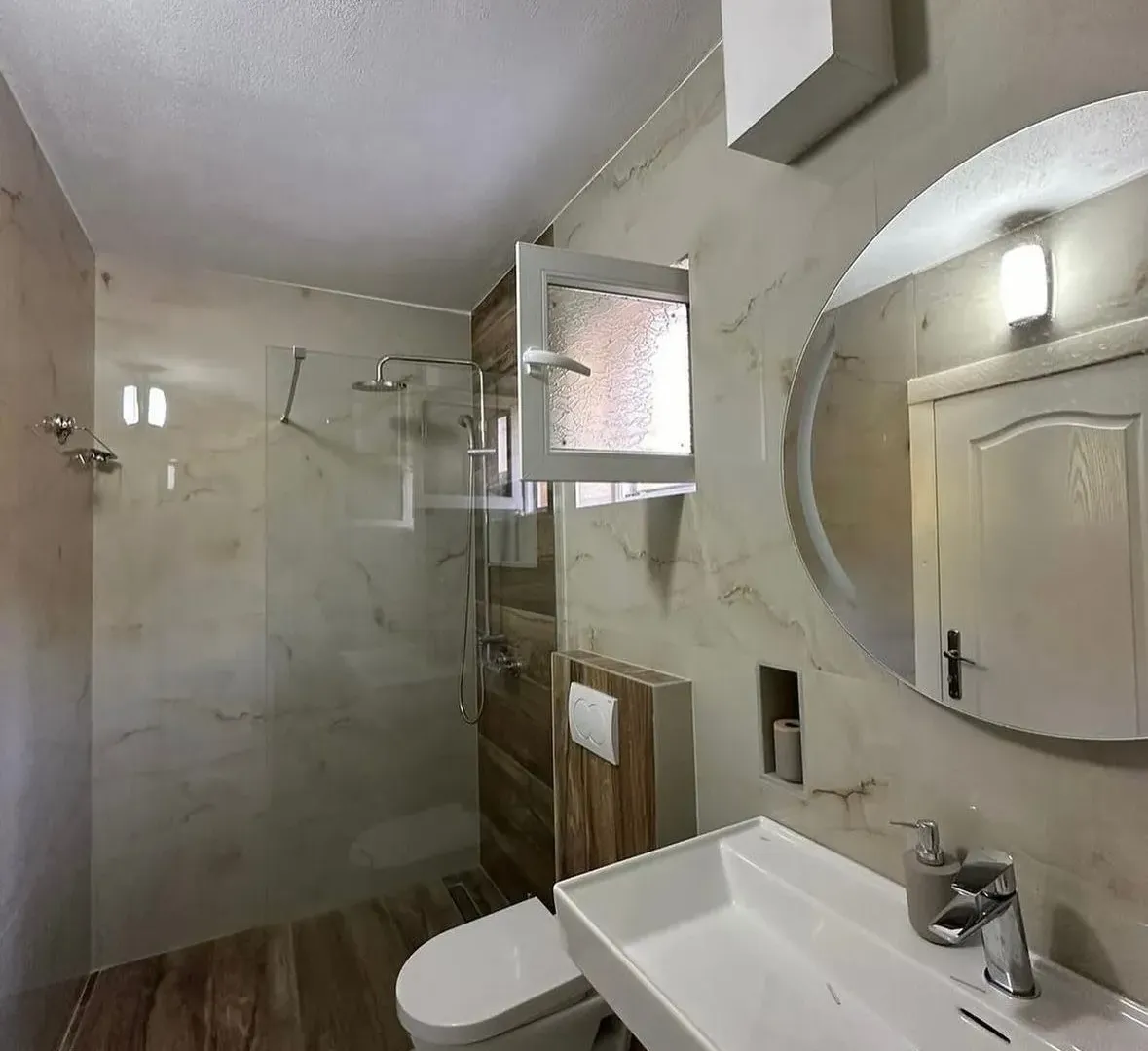Izdavanje, trosoban stan, 100m², Kavač, Kotor