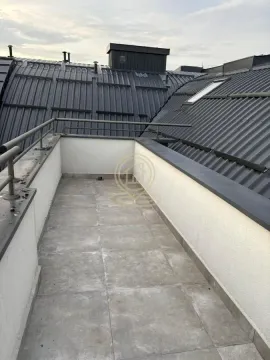 Nenamešten balkon sa popločanim podom i metalnom ogradom. - image 18