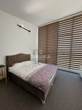 Spavaća soba sa bračnim krevetom i velikim prozorom sa roletnama. - image 7