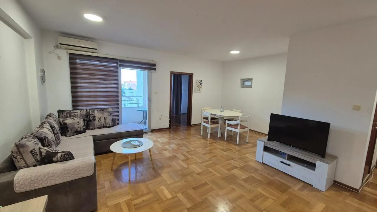Izdavanje, trosoban stan, 88m², Bečići, Budva