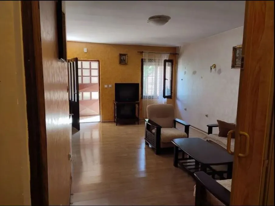 Izdavanje, dvosoban stan, 60m², Stari Aerodrom, Podgorica