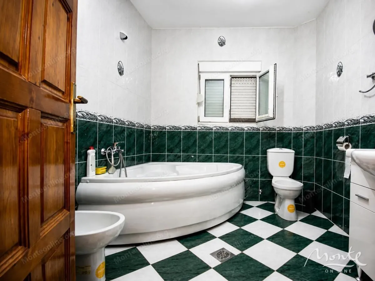 Prodaja, kuća, 369m², Donja Gorica, Podgorica