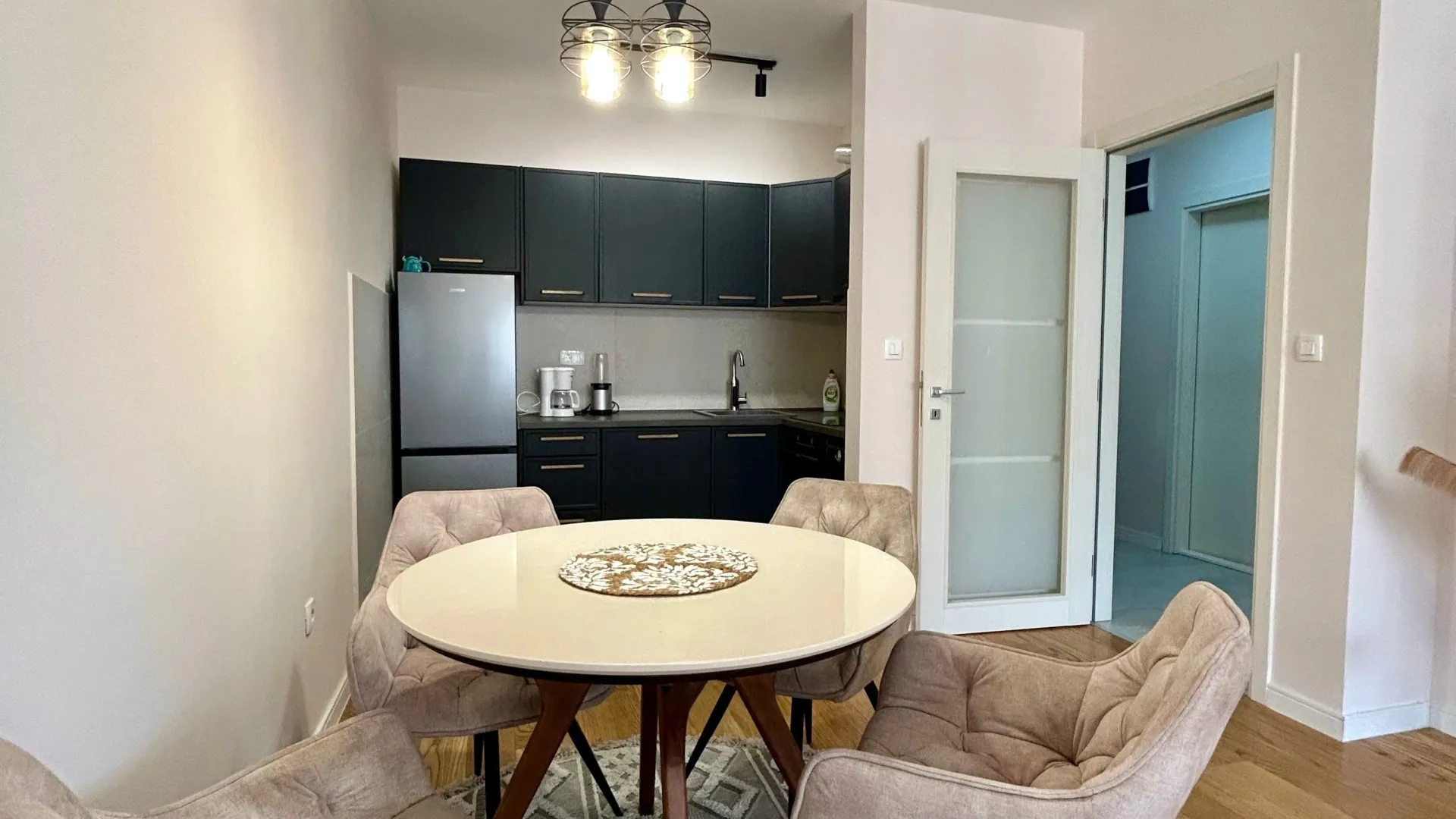 Izdavanje, jednosoban stan, 49m², Central Point, Podgorica