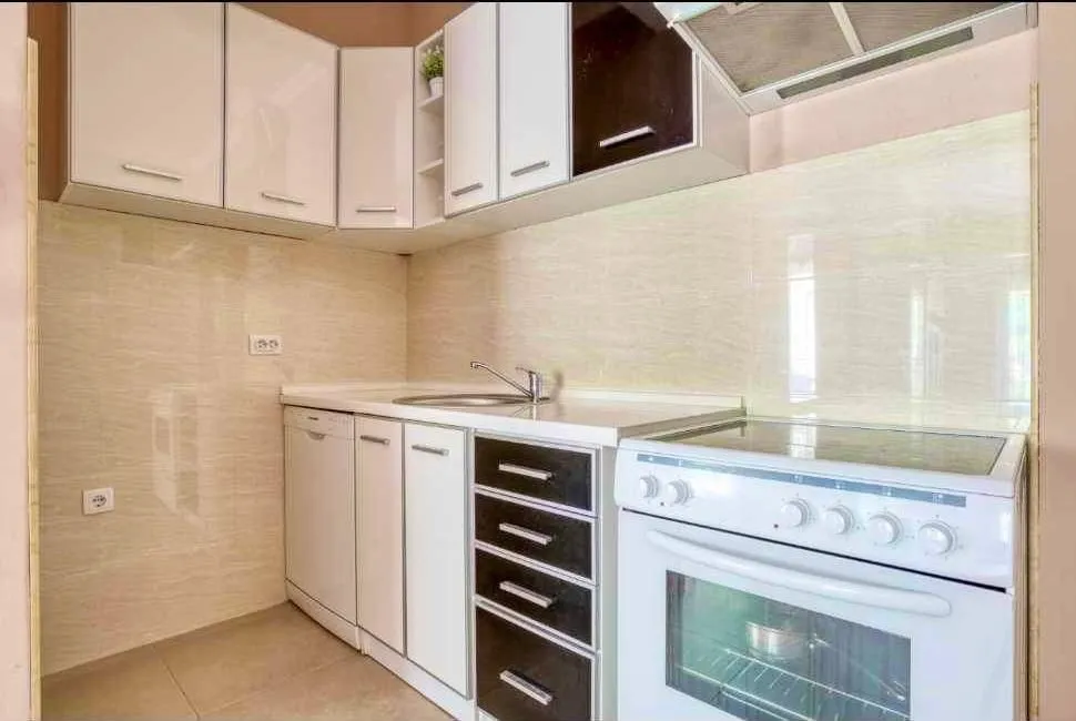 Rent, one bedroom apartment, 55m², Bečići, Budva
