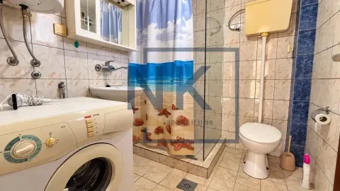 Kupatilo opremljeno tuš kabinom, WC šoljom, umivaonikom i veš mašinom. - image 8