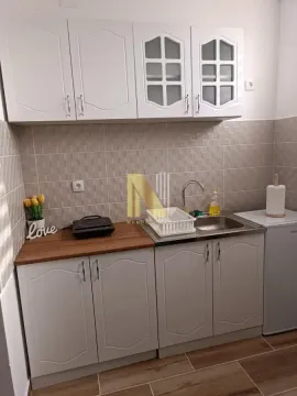 Manja bela kuhinja sa sudoperom i visećim elementima. - image 9