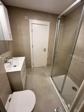 Moderno kupatilo sa tuš kabinom, umivaonikom i toaletom u bež tonovima. - image 11