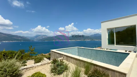 Pogled na bazen, dvorište i more sa terase moderne kuće. - image 4