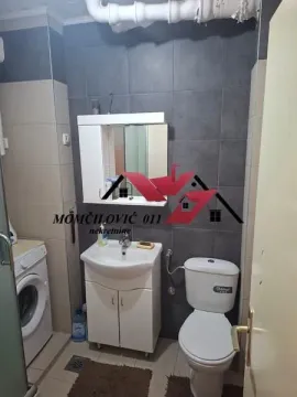 Manje kupatilo sa umivaonikom, WC šoljom i veš mašinom. - image 10