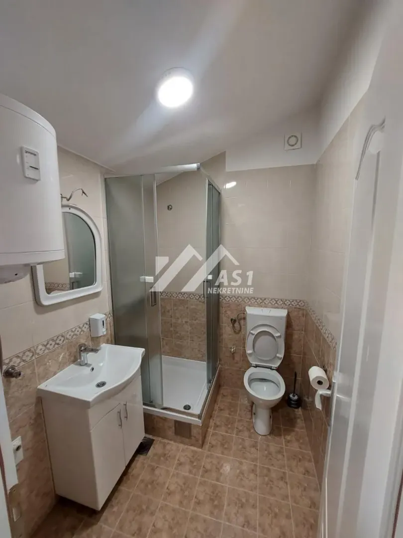 Kupatilo opremljeno tuš kabinom, umivaonikom, wc šoljom i bojlerom.