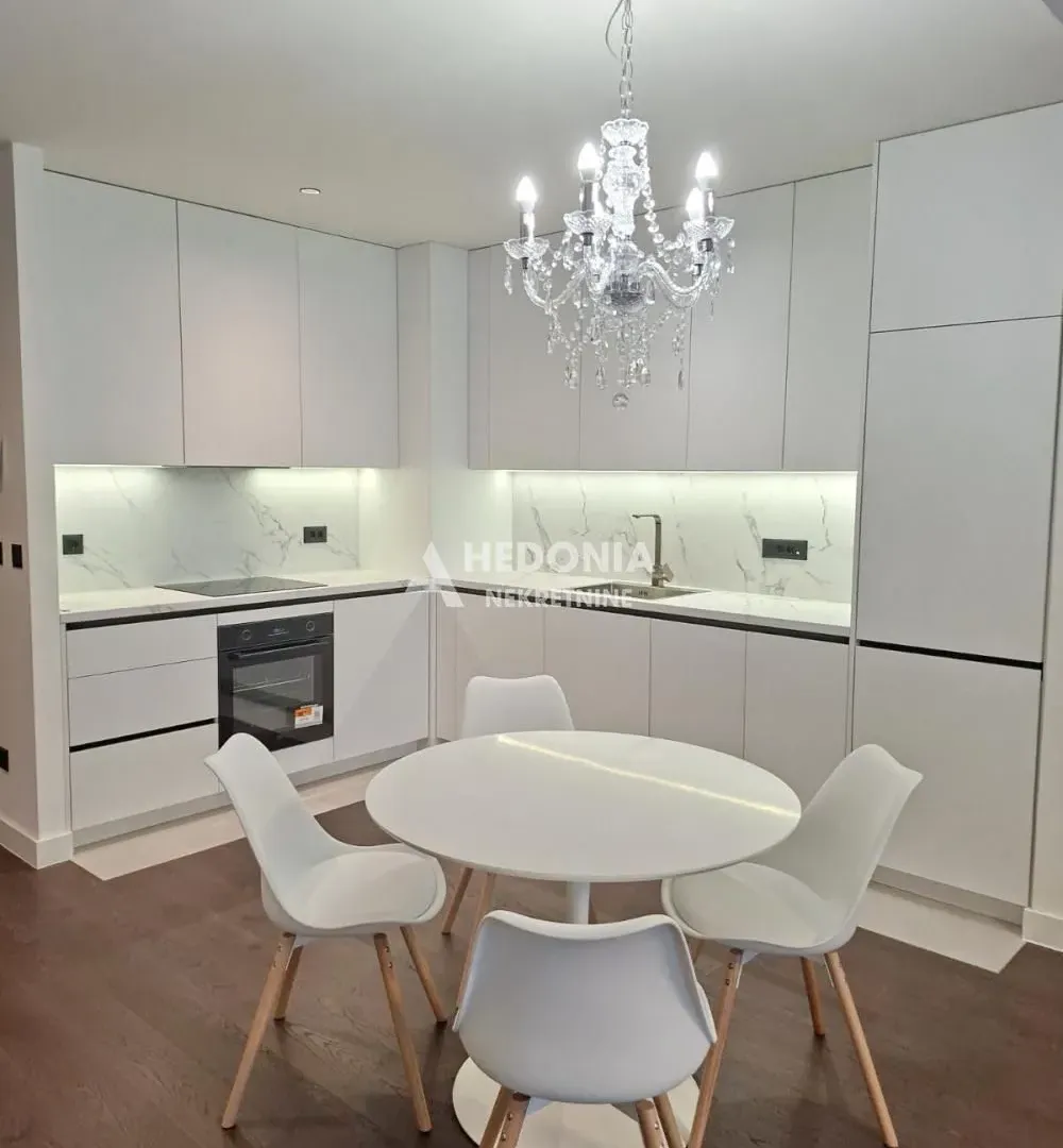 Izdavanje, trosoban stan, 110m², Savski Venac, Beograd