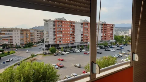 Pogled sa prozora na zgrade i parking. - image 6