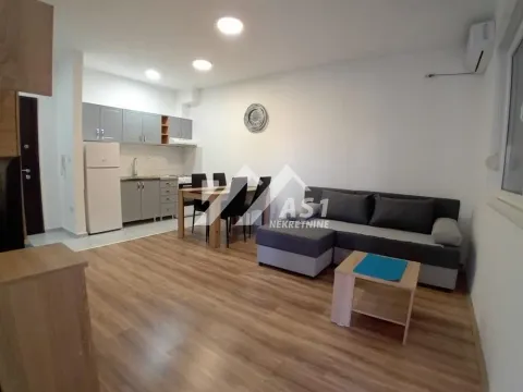 Dnevna soba sa garniturom i trpezarijom u sklopu kuhinje. - image 3
