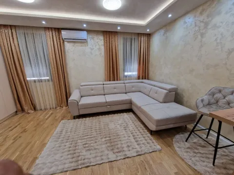 Udoban dnevni boravak sa ugaonom garniturom i tepihom. - image 3