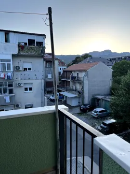 Pogled sa balkona na okolne zgrade i planine. - image 11