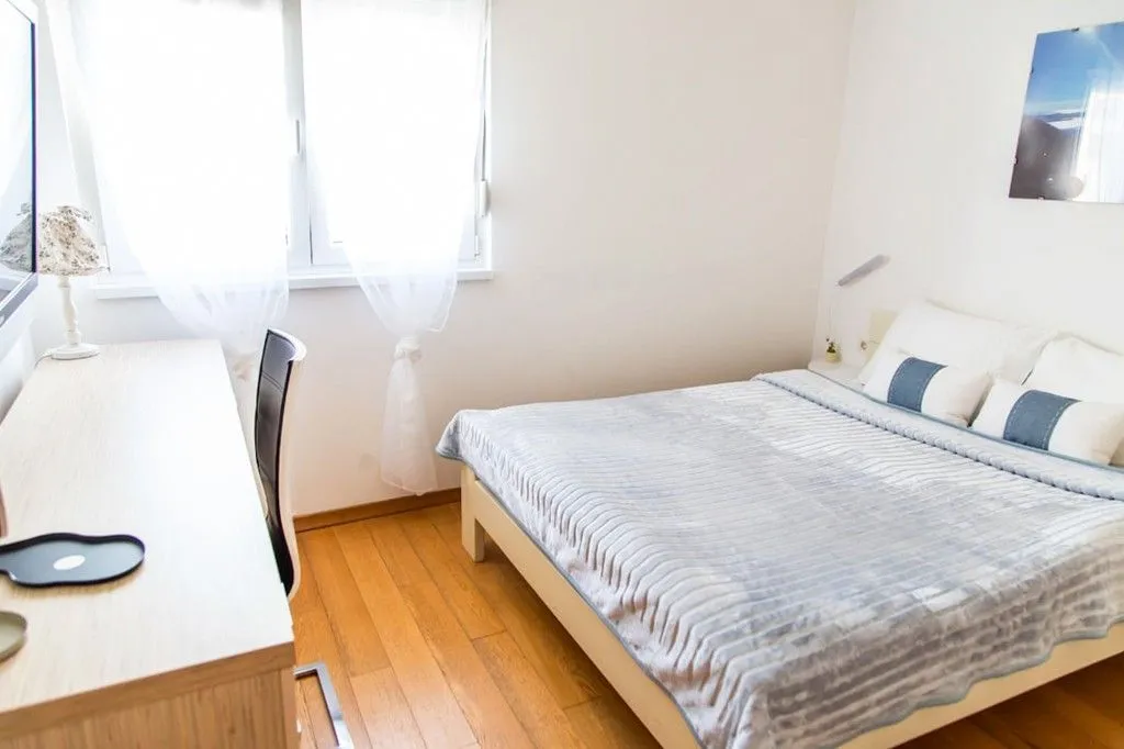 Izdavanje, jednosoban stan, 50m², Blok 9, Podgorica