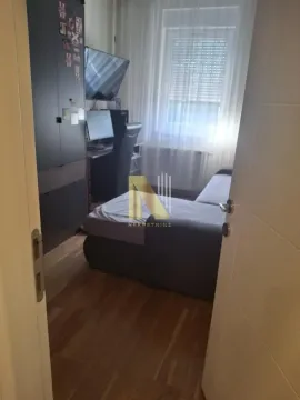 Manja soba sa krevetom, radnim stolom i televizorom. - image 9
