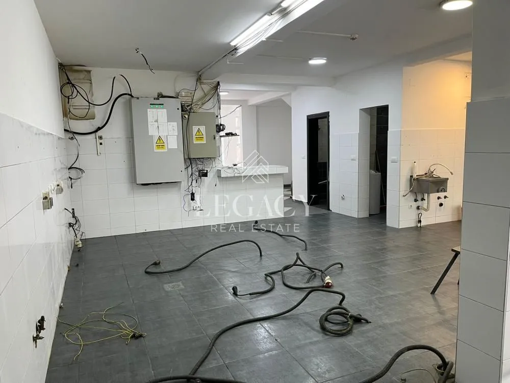 Izdavanje, poslovni prostor, 146m², Đeram Pijaca, Beograd