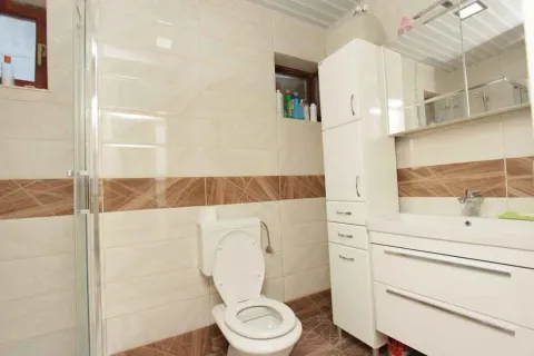 Svijetlo kupatilo sa bijelim elementima i tuš kabinom. - image 17
