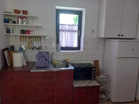 Jednostavna kuhinja sa sudoperom, mini šporetom i frižiderom. - image 5