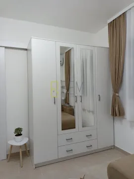 Svijetla spavaća soba sa velikim bijelim garderoberom sa ogledalima. - image 5