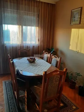 Trpezarija sa drvenim stolom i stolicama pored prozora. - image 5