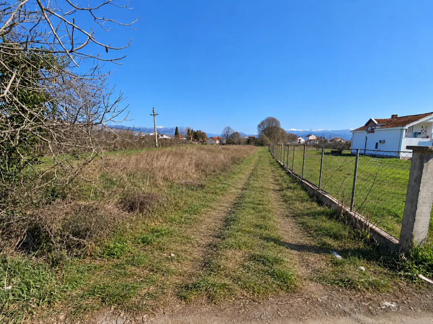 Pogled na plac i okruženje sa travnatom stazom.