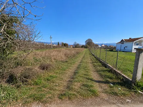 Pogled na plac i okruženje sa travnatom stazom. - image 6